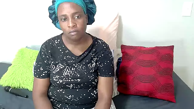 QueenRomaxx1 online show from October 19, 2025, 12:41 pm