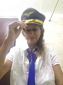 Snapshot of MaryeLunna chatting on February 2, 2026, 1:04 am MaryeLunna online show from February 2, 2026, 1:04 am