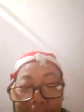 Snapshot of VangLe73 chatting on October 8, 2025, 11:23 am VangLe73 online show from October 8, 2025, 11:23 am