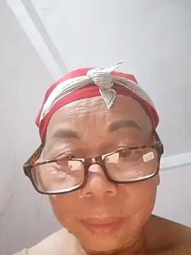 Snapshot of VangLe73 chatting on October 10, 2025, 1:12 pm VangLe73 online show from October 10, 2025, 1:12 pm