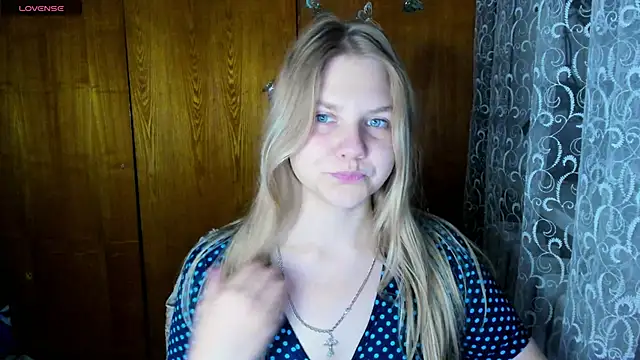 Snapshot of AlinaMors chatting on October 8, 2025, 5:24 pm AlinaMors online show from October 8, 2025, 5:24 pm