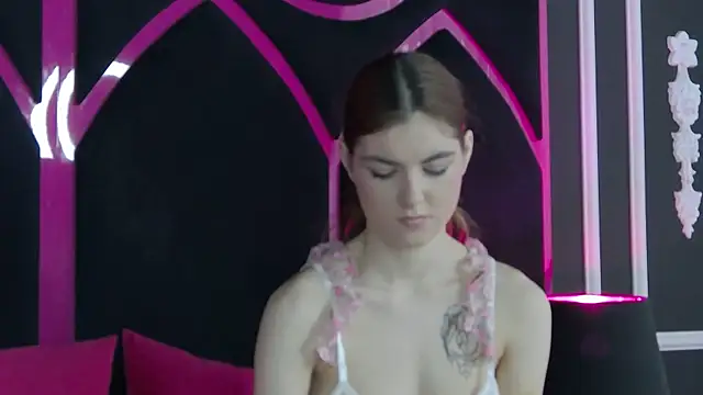 Evelisse online show from April 16, 2026, 4:24 am