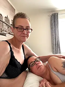 Snapshot of Curvy-Jinx chatting on September 17, 2025, 1:46 pm Curvy-Jinx online show from September 17, 2025, 1:46 pm