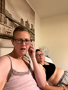 Snapshot of Curvy-Jinx chatting on October 16, 2025, 7:33 pm Curvy-Jinx online show from October 16, 2025, 7:33 pm