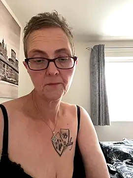 Snapshot of Curvy-Jinx chatting on October 8, 2025, 12:07 pm Curvy-Jinx online show from October 8, 2025, 12:07 pm