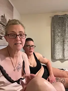 Snapshot of Curvy-Jinx chatting on October 28, 2025, 9:03 pm Curvy-Jinx online show from October 28, 2025, 9:03 pm