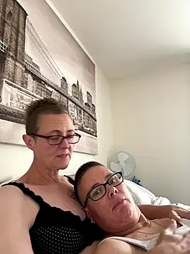 Snapshot of Curvy-Jinx chatting on September 19, 2025, 7:34 am Curvy-Jinx online show from September 19, 2025, 7:34 am