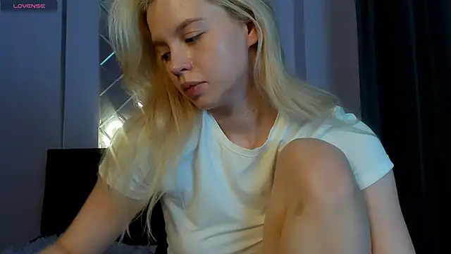 Snapshot of AlisaGoldie chatting on October 2, 2025, 8:40 am AlisaGoldie online show from October 2, 2025, 8:40 am