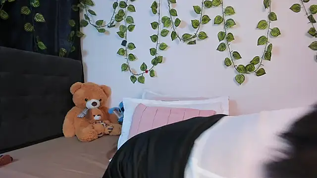 Snapshot of Delilah_85 chatting on October 6, 2025, 10:54 pm Delilah 85 online show from October 6, 2025, 10:54 pm