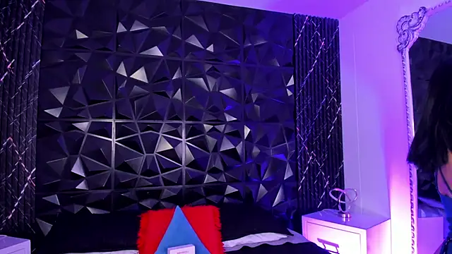 katierouge  online show from November 7, 2025, 6:07 am