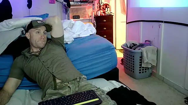 Snapshot of Luv2SuckBWC92 chatting on September 23, 2025, 2:07 am Luv2SuckBWC92 online show from September 23, 2025, 2:07 am