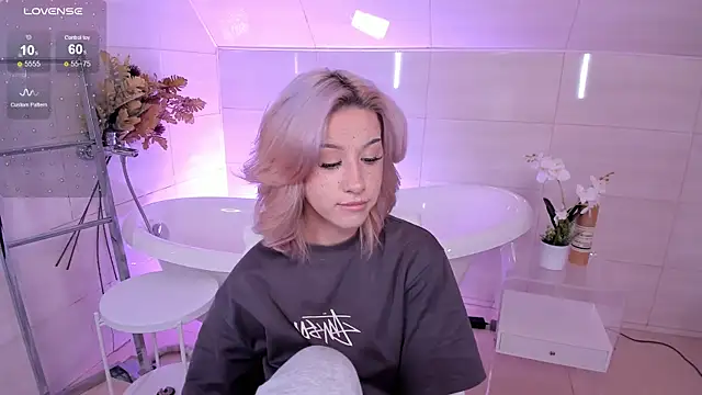 Necucub online show from September 20, 2025, 4:17 am