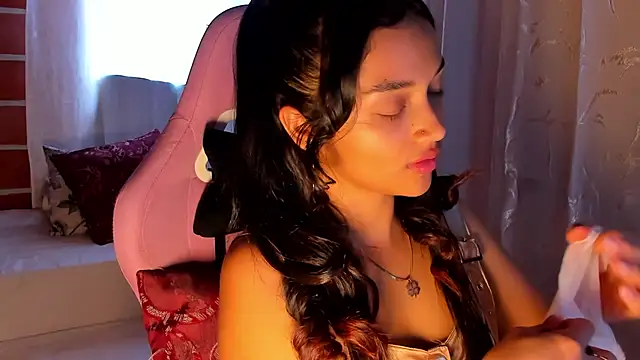 MelanyOconner online show from September 17, 2025, 4:09 pm