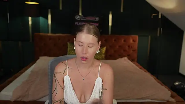 Snapshot of BadAfina chatting on September 19, 2025, 7:01 am BadAfina online show from September 19, 2025, 7:01 am