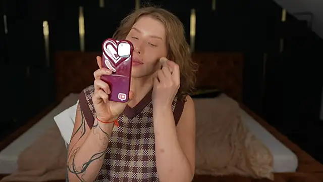 Snapshot of BadAfina chatting on October 15, 2025, 7:05 am BadAfina online show from October 15, 2025, 7:05 am