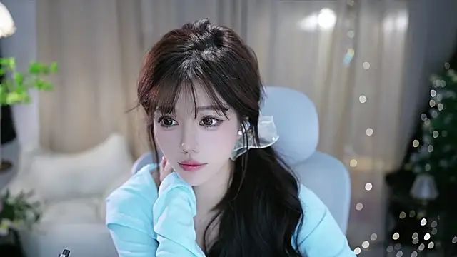 Snapshot of Fortune2Me chatting on October 24, 2025, 5:28 am Fortune2Me online show from October 24, 2025, 5:28 am