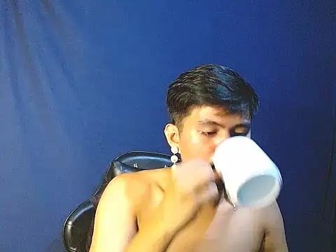 Snapshot of Alexx_143 chatting on October 12, 2025, 2:57 am Alexx 143 online show from October 12, 2025, 2:57 am