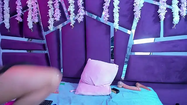 Miaa Davis  online show from October 31, 2025, 2:57 pm