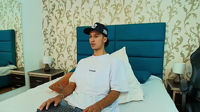 Snapshot of Marcus_Jeron chatting on September 23, 2025, 11:01 pm Marcus Jeron online show from September 23, 2025, 11:01 pm