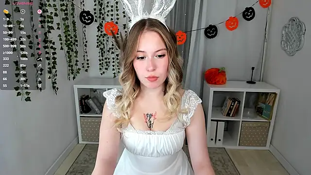 LanaRoselle online show from October 31, 2025, 2:13 pm