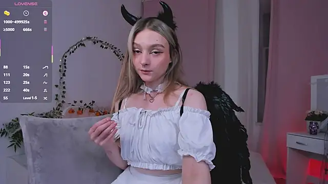 Snapshot of May_Bleach chatting on October 28, 2025, 9:25 pm May Bleach online show from October 28, 2025, 9:25 pm