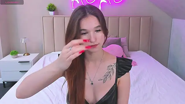 Eva Hollowey online show from October 7, 2025, 9:32 am