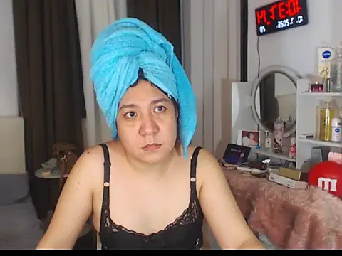 stellahugeX online show from July 10, 2026, 2:39 pm