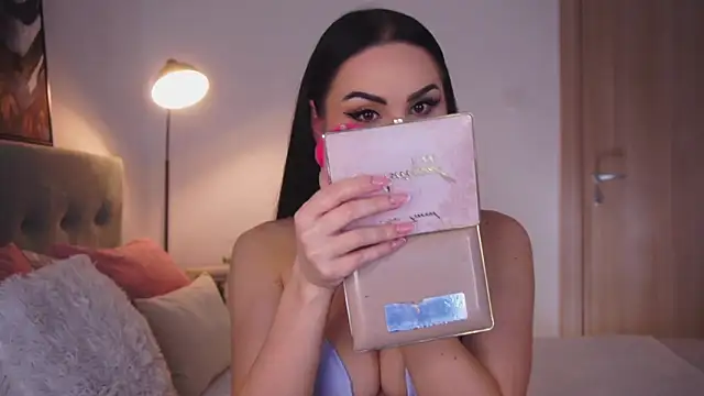 Snapshot of LauLaveau chatting on February 8, 2026, 4:26 pm LauLaveau online show from February 8, 2026, 4:26 pm