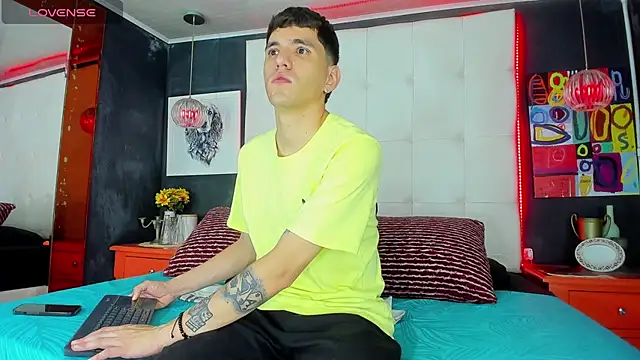 Snapshot of Matteo12_ chatting on October 1, 2025, 9:40 pm Matteo12 online show from October 1, 2025, 9:40 pm