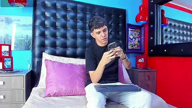 Snapshot of Matteo12_ chatting on October 5, 2025, 4:03 am Matteo12 online show from October 5, 2025, 4:03 am