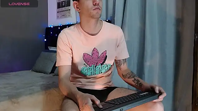 Matteo12  online show from November 17, 2025, 2:37 am