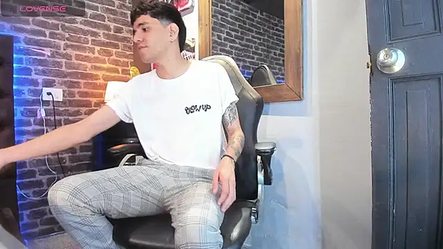 Snapshot of Matteo12_ chatting on October 6, 2025, 2:46 am Matteo12 online show from October 6, 2025, 2:46 am