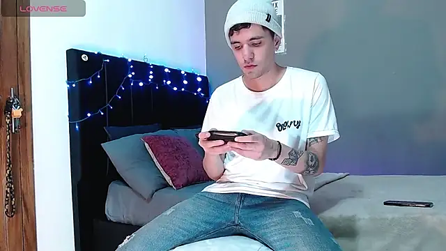 Matteo12  online show from December 2, 2025, 8:10 pm