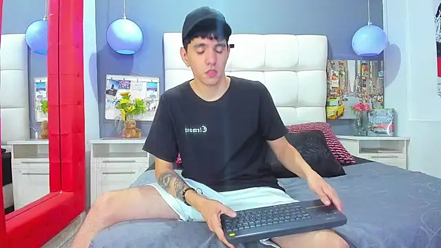 Snapshot of Matteo12_ chatting on October 26, 2025, 4:46 am Matteo12 online show from October 26, 2025, 4:46 am