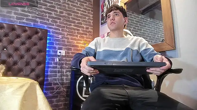 Snapshot of Matteo12_ chatting on September 27, 2025, 3:56 am Matteo12 online show from September 27, 2025, 3:56 am