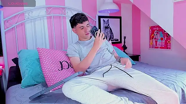 Snapshot of Matteo12_ chatting on October 1, 2025, 1:22 am Matteo12 online show from October 1, 2025, 1:22 am