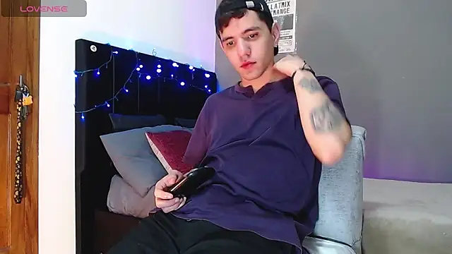 Matteo12  online show from December 4, 2025, 4:22 am