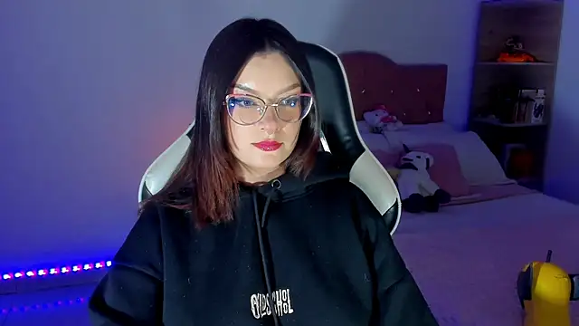 OphelianaRose33 online show from April 9, 2026, 11:22 pm