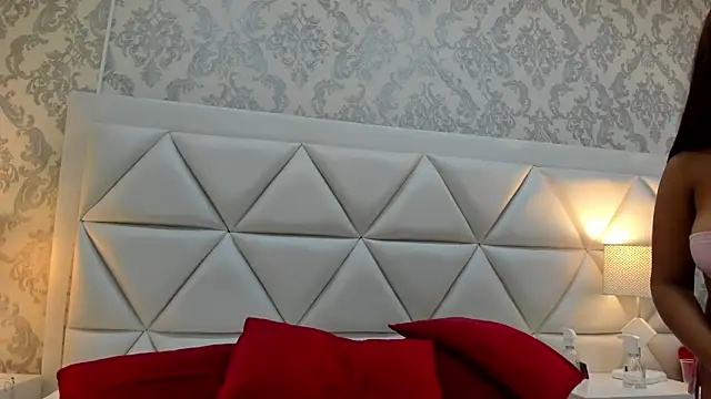 GabyMoreau online show from November 18, 2025, 12:41 pm