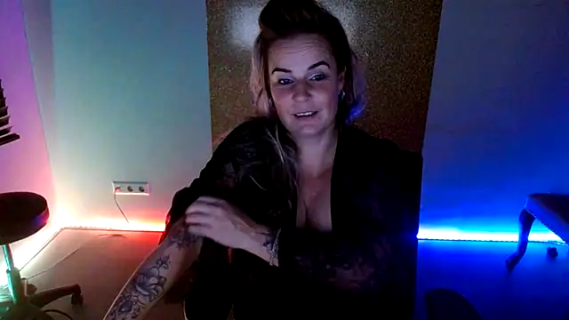 Snapshot of Mrs-Aurora chatting on December 2, 2025, 6:59 am Mrs-Aurora online show from December 2, 2025, 6:59 am