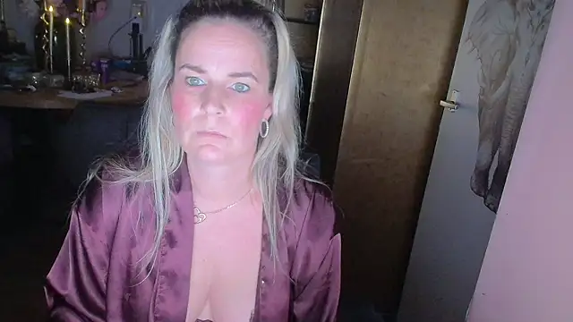 Mrs-Aurora online show from March 10, 2026, 9:52 pm