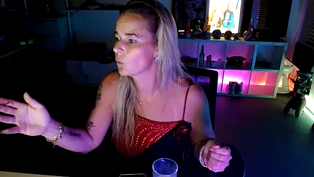 Snapshot of Mrs-Aurora chatting on October 5, 2025, 8:10 pm Mrs-Aurora online show from October 5, 2025, 8:10 pm