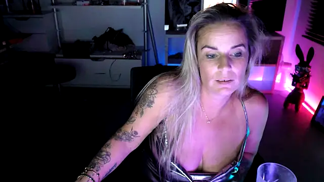 Snapshot of Mrs-Aurora chatting on October 18, 2025, 2:46 am Mrs-Aurora online show from October 18, 2025, 2:46 am