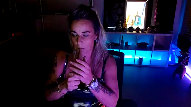 Snapshot of Mrs-Aurora chatting on October 11, 2025, 9:27 pm Mrs-Aurora online show from October 11, 2025, 9:27 pm