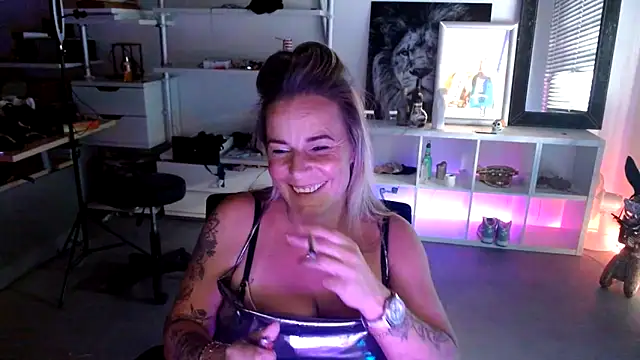 Snapshot of Mrs-Aurora chatting on October 17, 2025, 2:41 pm Mrs-Aurora online show from October 17, 2025, 2:41 pm