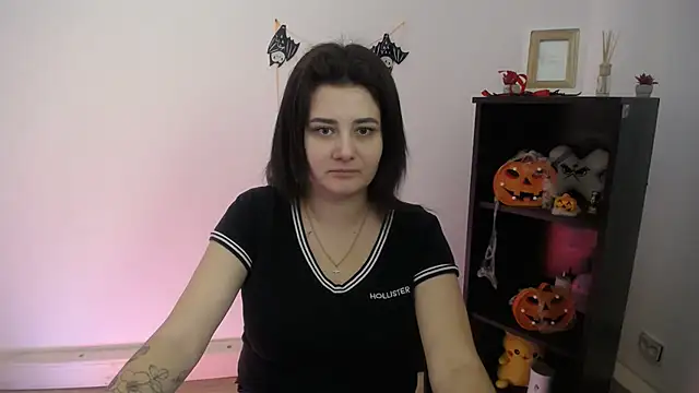 Katrin kiss  online show from November 3, 2025, 1:37 pm