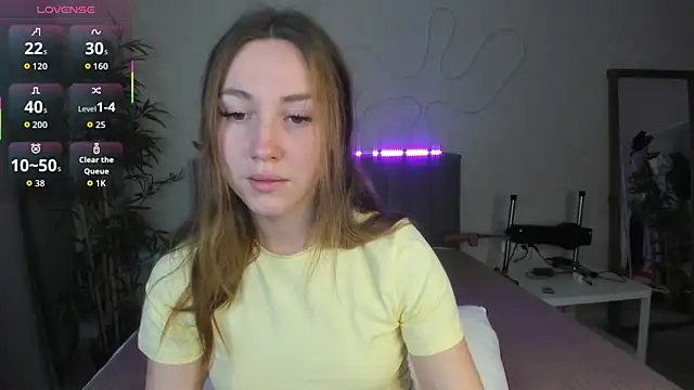 Snapshot of Luna_G0ld chatting on October 16, 2025, 12:08 am Luna G0ld online show from October 16, 2025, 12:08 am