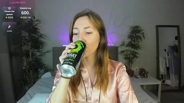 Snapshot of Luna_G0ld chatting on October 10, 2025, 11:05 pm Luna G0ld online show from October 10, 2025, 11:05 pm