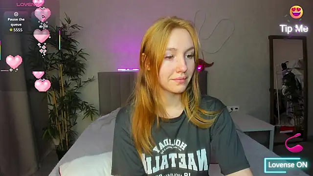 Snapshot of Luna_G0ld chatting on October 24, 2025, 11:15 pm Luna G0ld online show from October 24, 2025, 11:15 pm