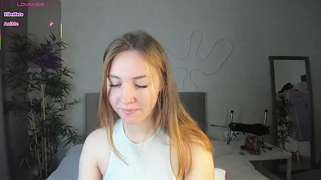 Snapshot of Luna_G0ld chatting on October 12, 2025, 11:06 pm Luna G0ld online show from October 12, 2025, 11:06 pm